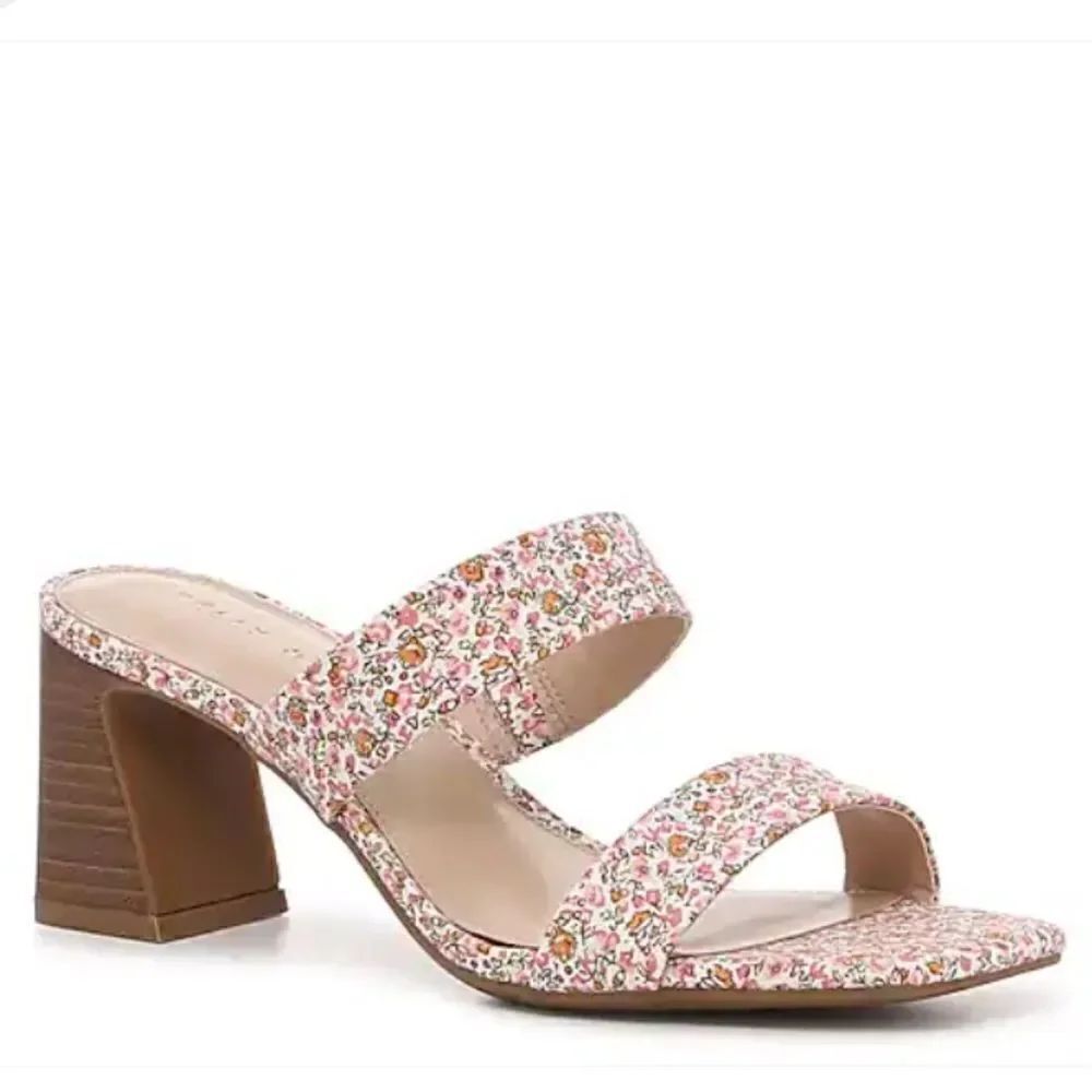 Kelly & Katie Kierra Sandal in Floral Print Size 6M